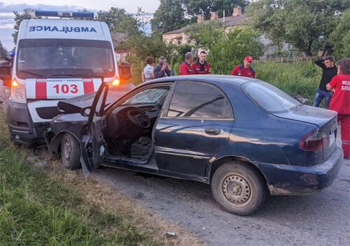 На Шепетівщині нетверезий водій влетів у «швидку», яка їхала до хворого