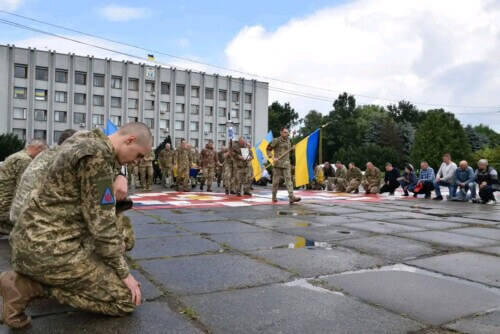 У Шепетівці небо плакало дощем під час прощання із загиблим патріотом