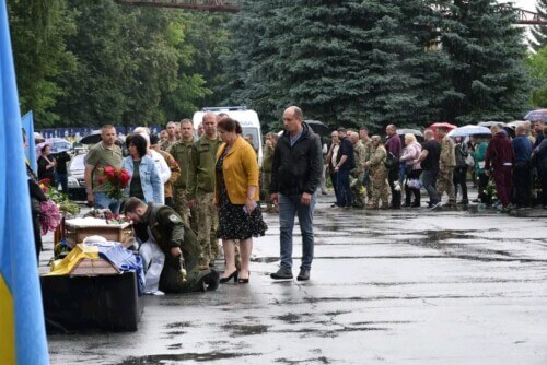 У Шепетівці небо плакало дощем під час прощання із загиблим патріотом