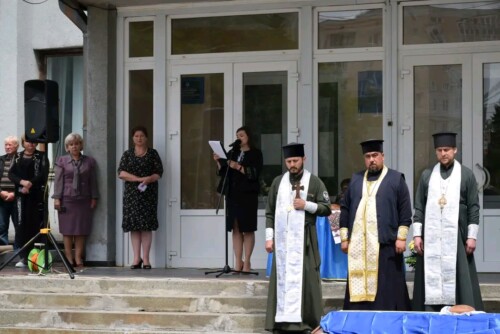 У Шепетівці небо плакало дощем під час прощання із загиблим патріотом