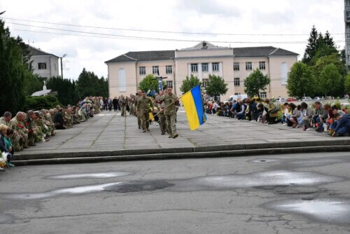 У Шепетівці небо плакало дощем під час прощання із загиблим патріотом
