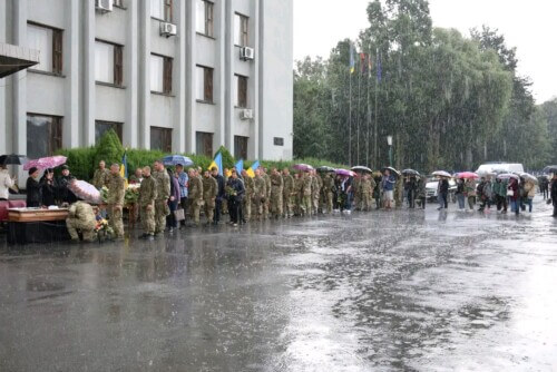 У Шепетівці небо плакало дощем під час прощання із загиблим патріотом