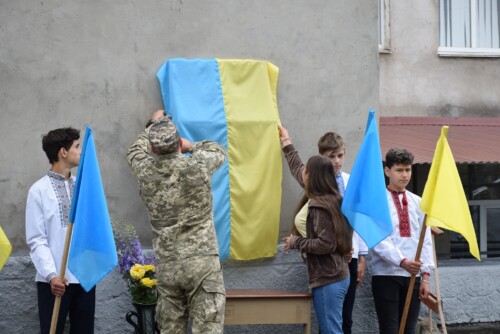 У Шепетівській громаді відкрили меморіальну дошку загиблому захиснику