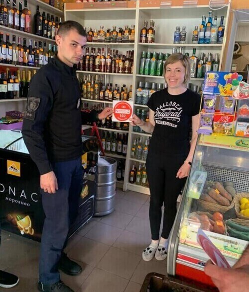 На Хмельниччині продали алкоголь неповнолітньому: продавець «заробив» штраф