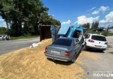 ДТП на Хмельниччині: вантажівка під час зіткнення перекинулася і пошкодила ще одну автівку