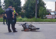У Шепетівці неповно­літ­ній на мотоциклі збив двох хлопчиків: за життя одного з них борються медики