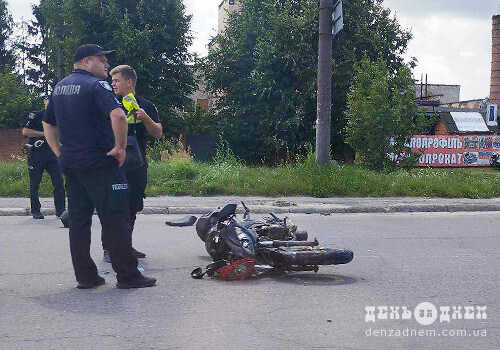 У Шепетівці неповно­літ­ній на мотоциклі збив двох хлопчиків: за життя одного з них борються медики