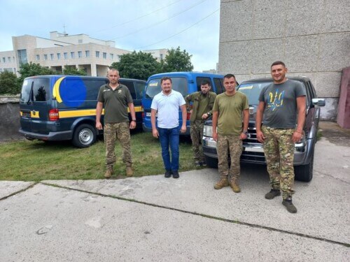 В один із найгарячіших напрямків фронту із Нетішина передали п’ять автівок