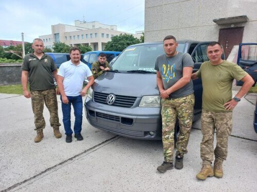 В один із найгарячіших напрямків фронту із Нетішина передали п'ять автівок