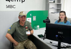 У Сервісному центрі в Шепетівці військовий відновив посвідчення водія, яке він втратив під час виконання бойового завдання