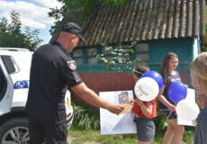 На Шепетівщині поліцейський офіцер громади влаштував сюрприз учасницям творчого конкурсу