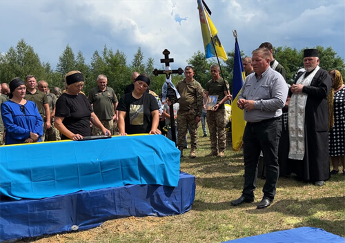 У сусідній з Хмельниччиною області для загиблого воїна у рідному селі не відчинили храм