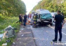 Страшна ДТП на Хмельниччині: водій легковика загинув, а 20 пасажирів автобуса травмовані