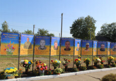 Громада втратила на війні 11 Героїв: у селі на Шепетівщині відкрили Алею пам’яті