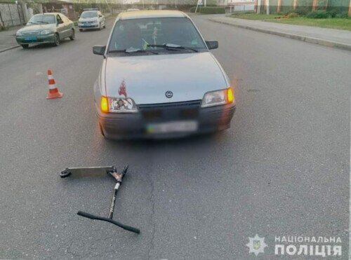 На Шепетівщині під колесами автівки опинився 9-річний хлопчик, який їхав на самокаті