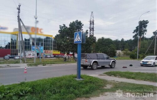 На Шепетівщині під колесами автівки опинився 9-річний хлопчик, який їхав на самокаті