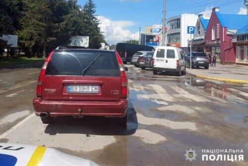 На Хмельниччині водій наїхав на жінку, рухаючись заднім ходом