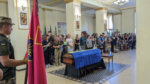 Громада на Шепетівщині попрощалася з Героєм, який загинув ще у червні
