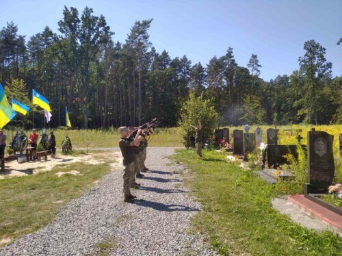 Громада на Шепетівщині попрощалася з Героєм, який загинув ще у червні