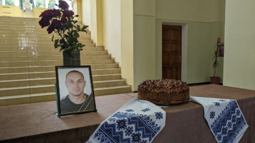 Громада на Шепетівщині попрощалася з Героєм, який загинув ще у червні