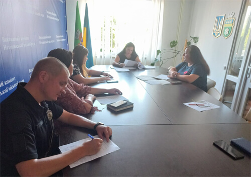 На Шепетівщині покарають жінку, яка викидала сміття з балкона