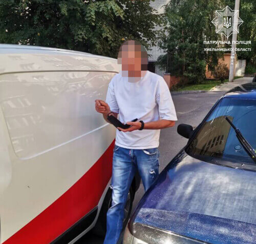 Полісмени вияснили, чому в Хмельницькому чоловік неадвекватно поводив себе на дорозі