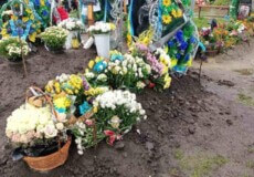 За ніч з могили Героя зникла частина квітів: шокуючий інцидент в сусідній із Хмельниччиною області