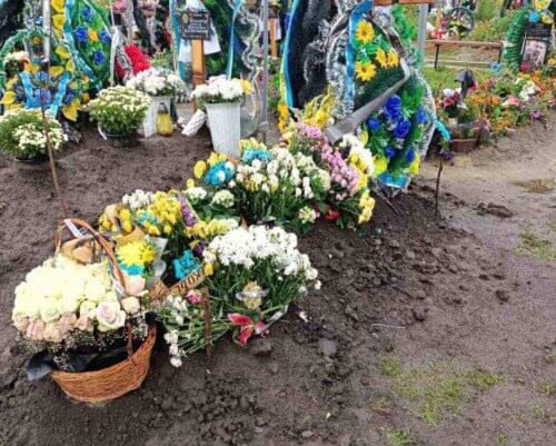 За ніч з могили Героя зникла частина квітів: шокуючий інцидент в сусідній із Хмельниччиною області