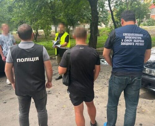 2 тисячі доларів — і ти не призовник: на Хмельниччині викрили працівника військкомату