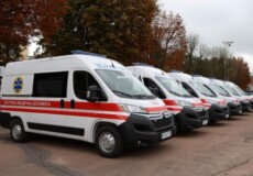 Хмельниччина отримала шкільні автобуси та автомобілі «швидкої»: один із них поповнить автопарк Шепетівщини