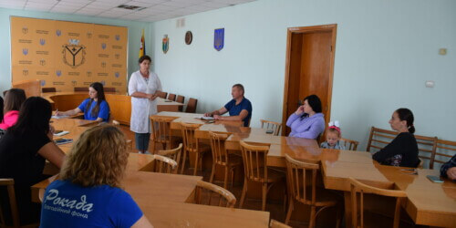 Вживання алкоголю, наркотиків та викидання благодійних продуктових наборів: у Шепетівці нарікають на ВПО