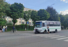 Мотоцикл застряг в автобусі: лобове зіткнення у центрі Шепетівки