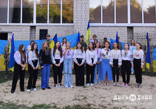 Заклад освіти у Шепетівці висадив кущі калини у пам'ять про загиблих на війні випускників