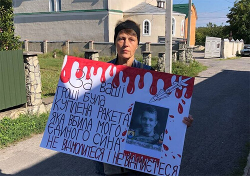 На Хмельниччині мати загиблого азовця влаштувала одиночний пікет під «московською церквою»