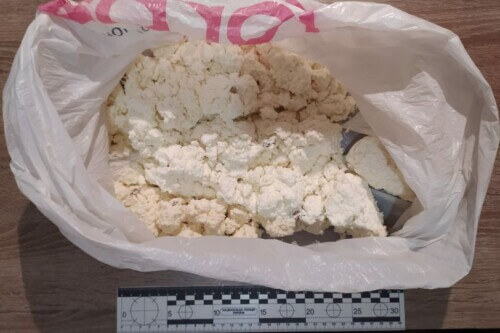 На Хмельниччині засудженому надіслали банку дитячого харчування, а решті — підозрілі продукти