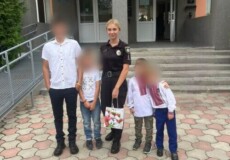 На Хмельниччині дітей до школи відвели поліцейські