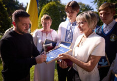 Така відзнака — честь для усієї громади: Володимир Зеленський нагородив вчительку із Шепетівки