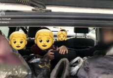 На автодорозі Городище-Рівне-Старокостянтинів полісмени виявили водія, який перевозив чотирьох дітей без автокрісел