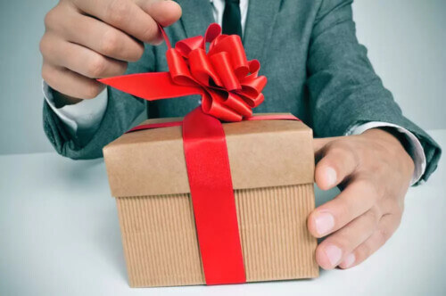 20+ ідей прикольних подарунків для чоловіків, у яких все є
