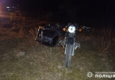 На польовій дорозі Хмельниччини загинув мотоцикліст
