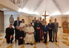 Папа Франциск охрестив малюка багатодітної родини із Хмельниччини