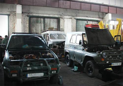 Автівки на війні є розхідним матеріалом: на Шепетівщині військові відкрили майстерню
