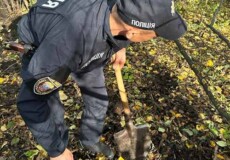 Поліцейські перекопали пенсіонерці ділянку в пошуках «скарбів»: інцидент у сусідній із Хмельниччиною області