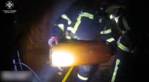На Хмельниччині вогнеборці винесли з палаючої кухні балони з газом