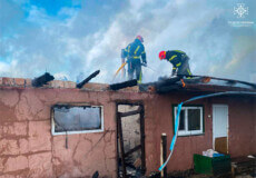 У селах на Шепетівщині зайнявся будинок і згорів сарай