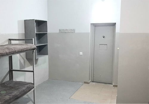 Зменшили заґратованість та забезпечили приватність: у СІЗО на Хмельниччині показали камеру після ремонту