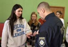 У Хмельницькому полісмени навчали старшокласниць прийомам самозахисту