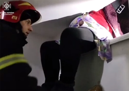 У Шепетівці рятували жінку, яка застрягла (Відео)