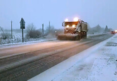 На Хмельниччині сніжить: водіїв просять надавати пріоритет у русі спецмеханізмам