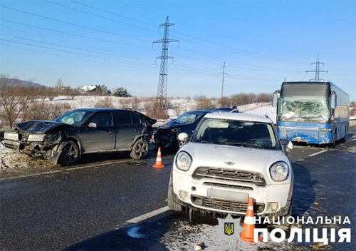 Водій із Шепетівки потрапив у масштабну автопригоду на трасі Київ-Чоп